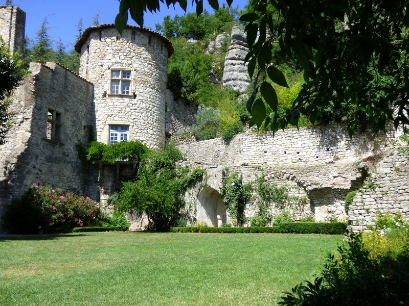 JARDIN-SUSPENDU-AMENAGE-DS-LA-1ER-MOITIE-DU-XVIIEME-A-VOGUE-DPT-07-13-=--X.jpg