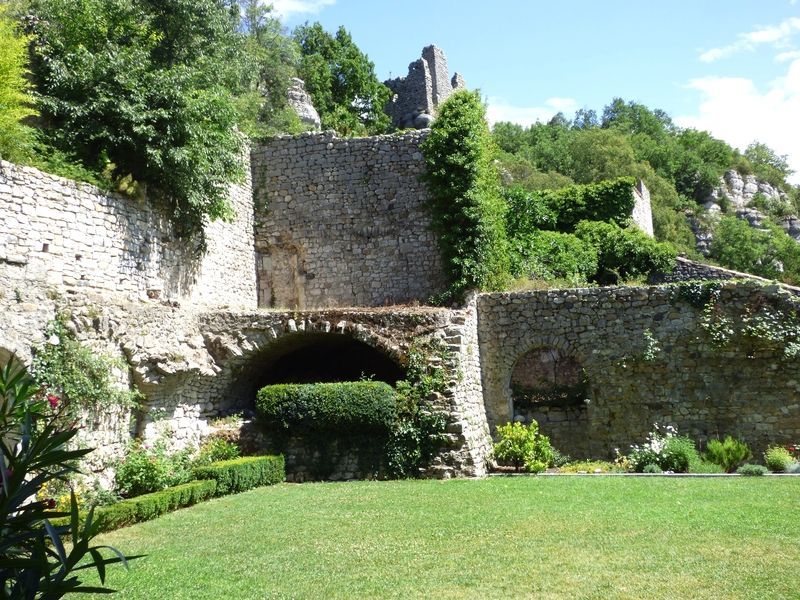 JARDIN-SUSPENDU-AMENAGE-DS-LA-1ER-MOITIE-DU-XVIIEME-A-VOGUE-DPT-07-14-=--X.jpg