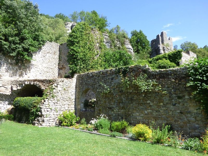 RUINES-ET-DONJON-DU-VIEUX-CHATEAUX-VOGUE-DPT-07-ARDECHE-39-=--X.jpg