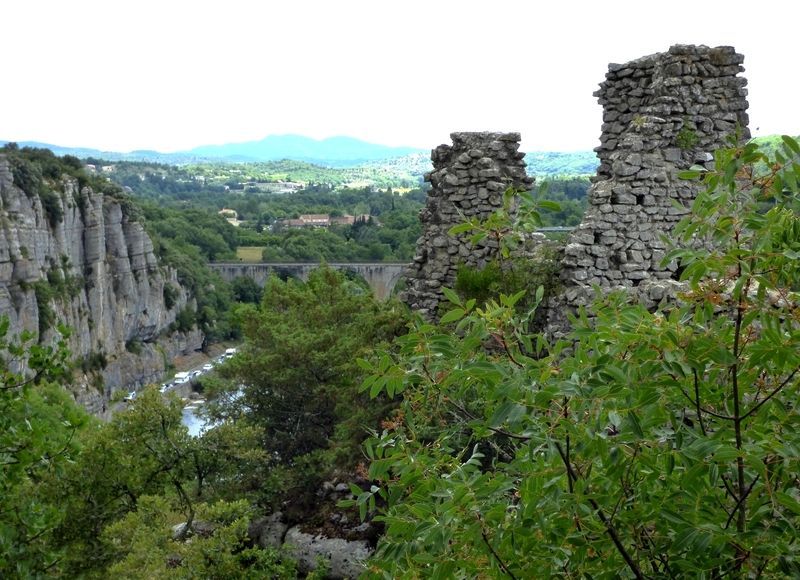 RUINES-ET-DONJON-DU-VIEUX-CHATEAUX-VOGUE-DPT-07-ARDECHE-40-=--X.jpg